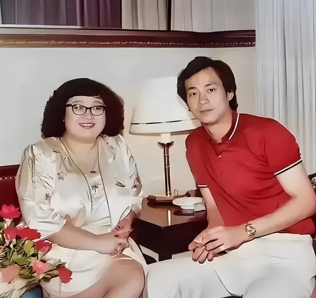 郑欣宜独飞往加拿大祭奠母亲!墓前伤心抹眼泪,久久不愿离去