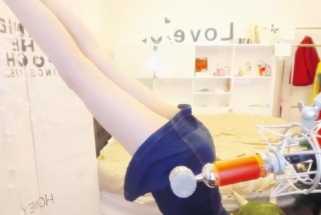 女主播受惩罚花样百出,喝水倒立家常便饭,男友视角摸腿谁能忍