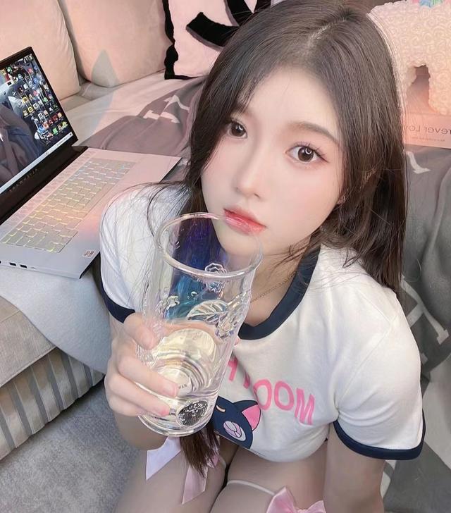 二次元美女主播奶瓶儿热度飙升,cos迦南真的是太绝了