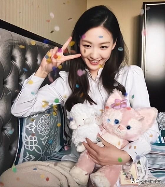 27岁美女主播郭凯旋亮相《新闻报道》,她竟是印海蓉的“徒弟”