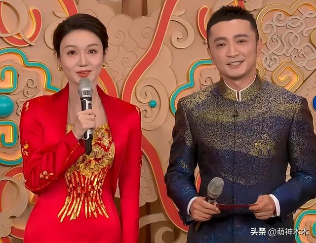 蛇年春晚主持人妆容太抢镜!龙洋假睫毛贴歪了,撒贝宁眉毛化飞了