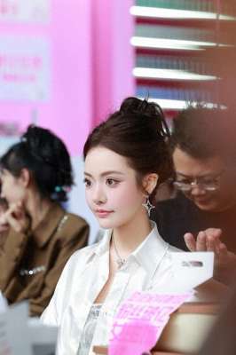 17岁女主播福利(全网破亿女主播杨润心（蛋蛋）专场带货破616万件 总销售额1442亿元)