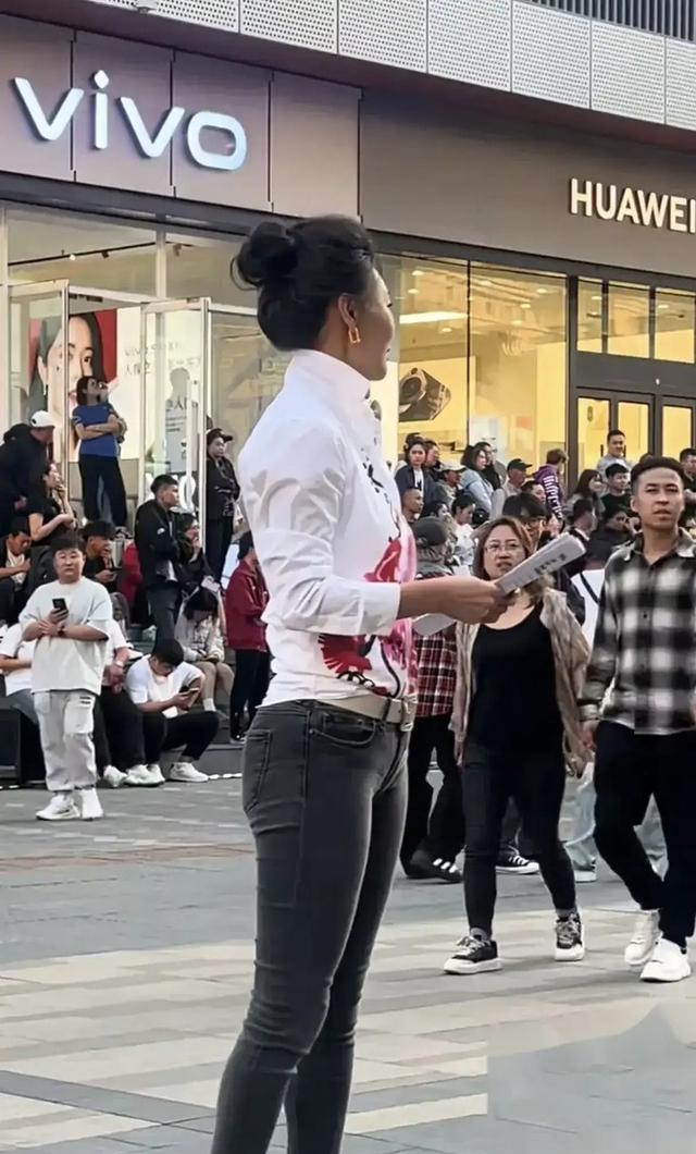 47岁李梓萌惊现沈阳!素颜高挑引爆议论,单身之谜终揭晓?
