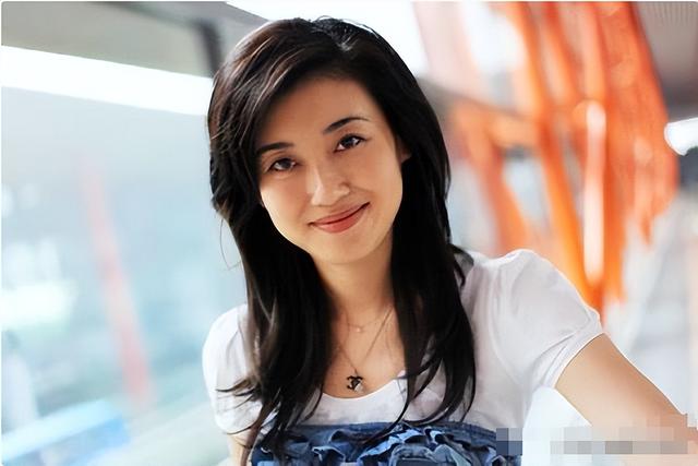 央视主持人李红：因出身被造谣嫁入豪门，如今46岁的她怎样了