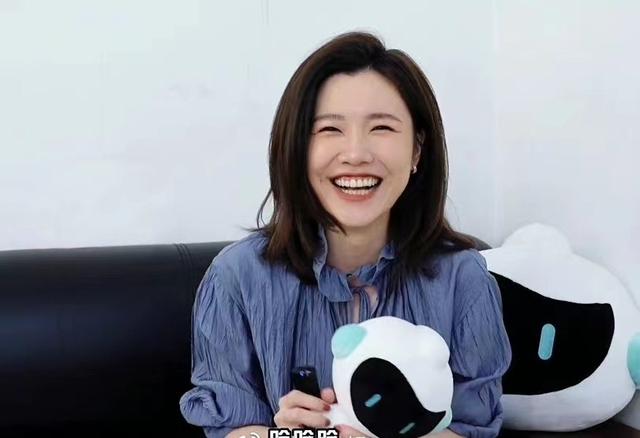 前央视美女主播现身世界杯,街头遇前同事,声音熟悉被猜是邵圣懿