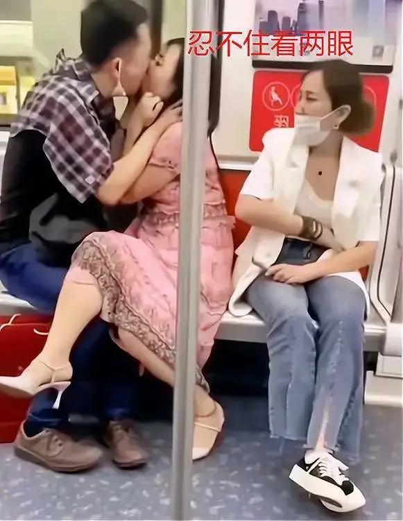 情侣在地铁上兴致激增不背人，一旁阿姨尴尬夹腿：都起鸡皮疙瘩了