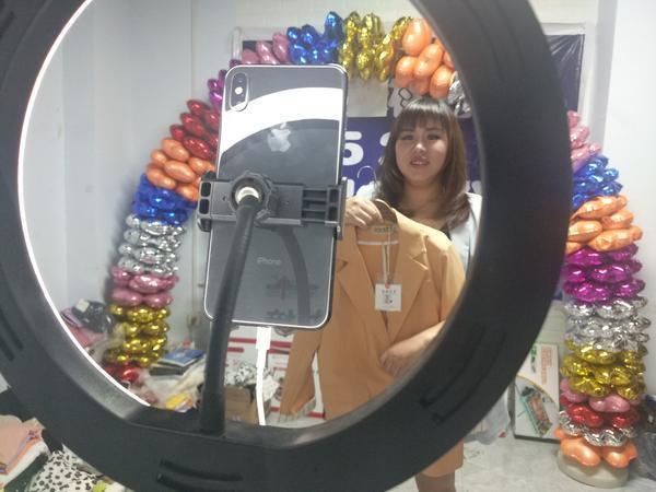 90后美女老板直播带货,4小时卖出2.7万单零食,用了4天才把货发完