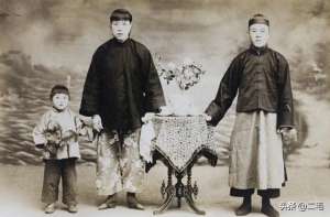 三寸金莲女主播在直播(束脚的女人，真实的三寸金莲是什么样的。不适者勿入)