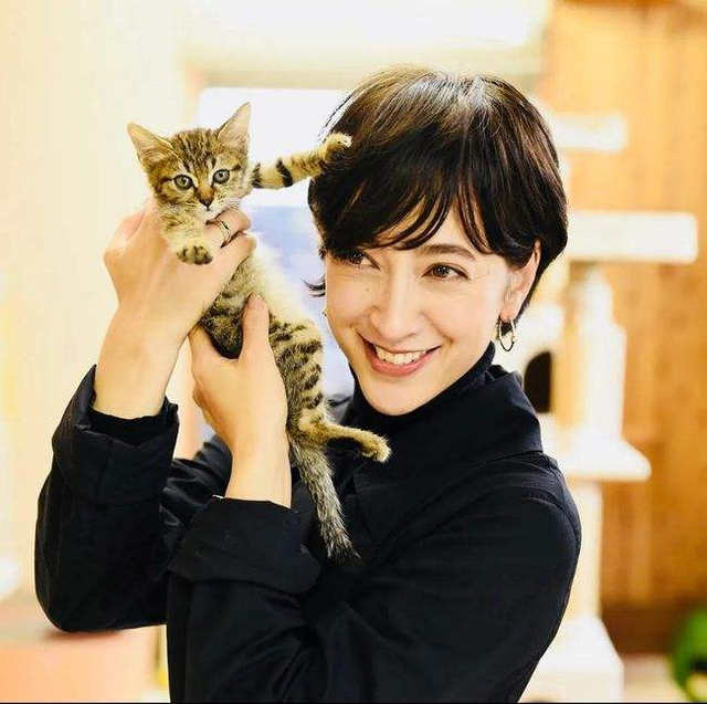 42岁日本第一美女主播，怀5月身孕嫁前首相之子，被绿还得秀恩爱