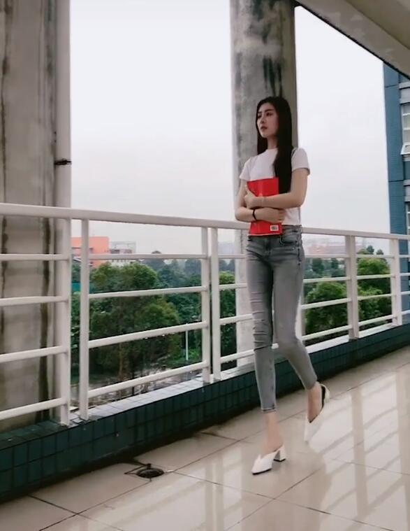 抖音李以沫个人资料照片,网红李以沫颜值开挂腿长令人羡慕