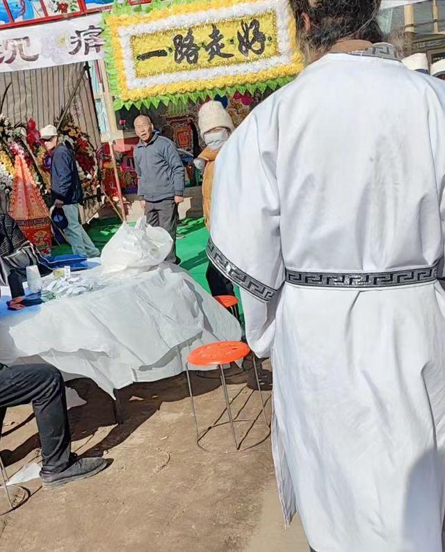 网红夫妇开“老头乐”直播遇车祸身亡 家里留下2个孩子