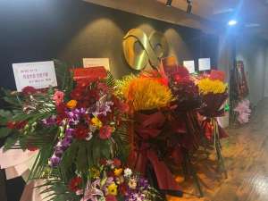 斗鱼女主播轩子巨2兔(被打压的女主播“轩子巨2兔”，线下创业开店，与帅气小伙合照)