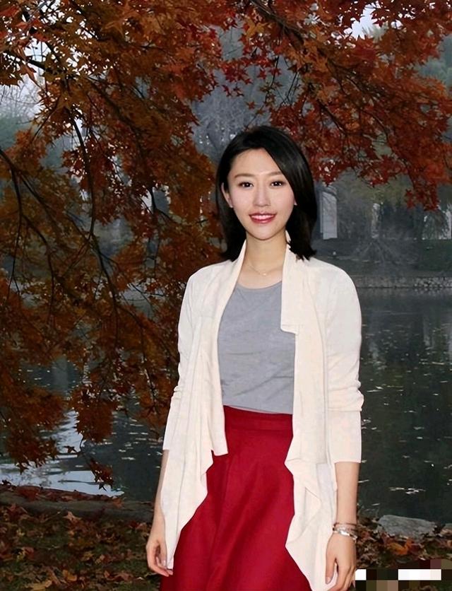 央视新锐主持人王音棋,音色好听,长相清纯,琴棋书画皆美好