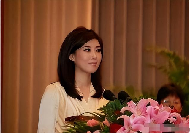 央视主持人李红：因出身被造谣嫁入豪门，如今46岁的她怎样了