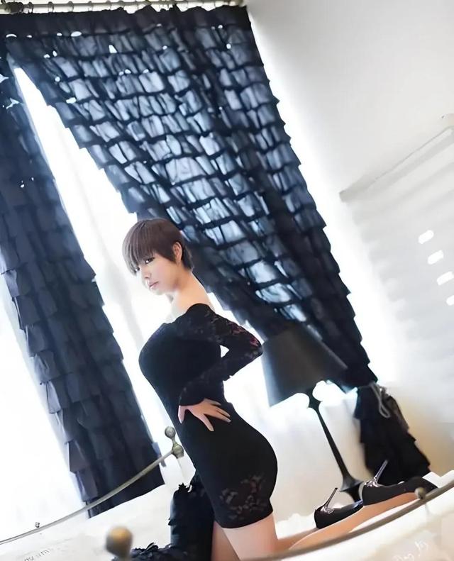 韩国顶级模特柳智惠:从车展到直播的多彩人生