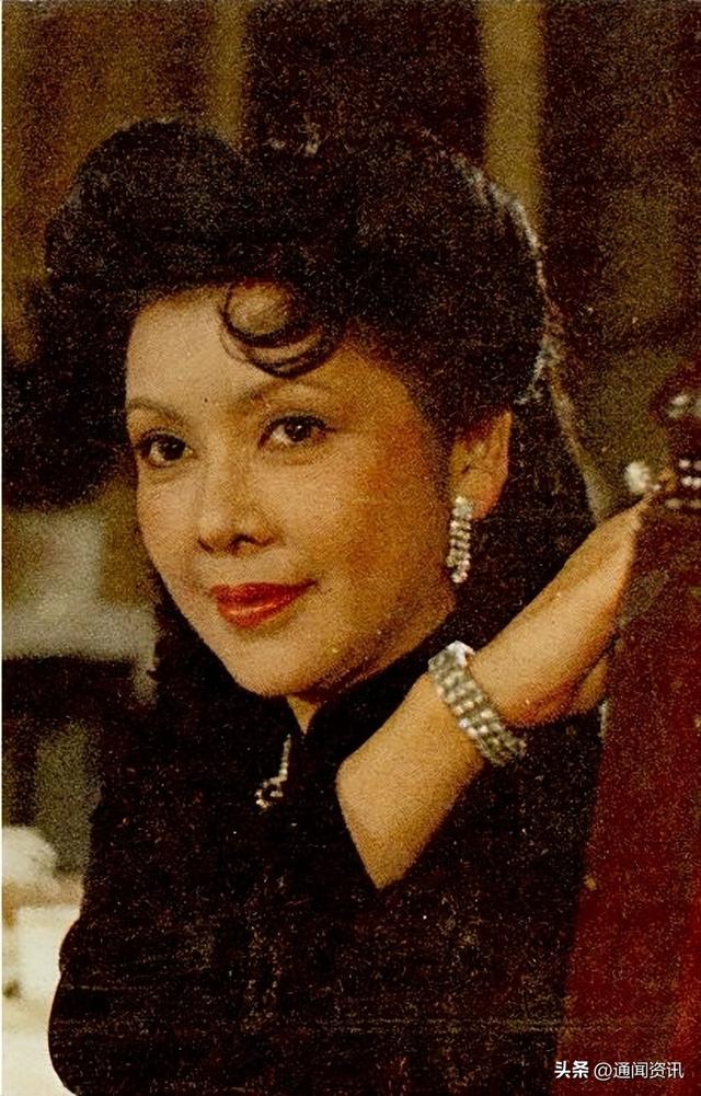 她曾是春晚主持人，抢闺蜜男友，为爱两次自杀，离婚后嫁前夫叔叔