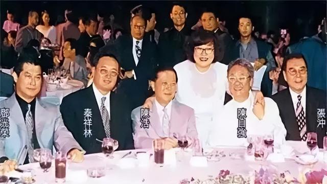 郑欣宜独飞往加拿大祭奠母亲!墓前伤心抹眼泪,久久不愿离去