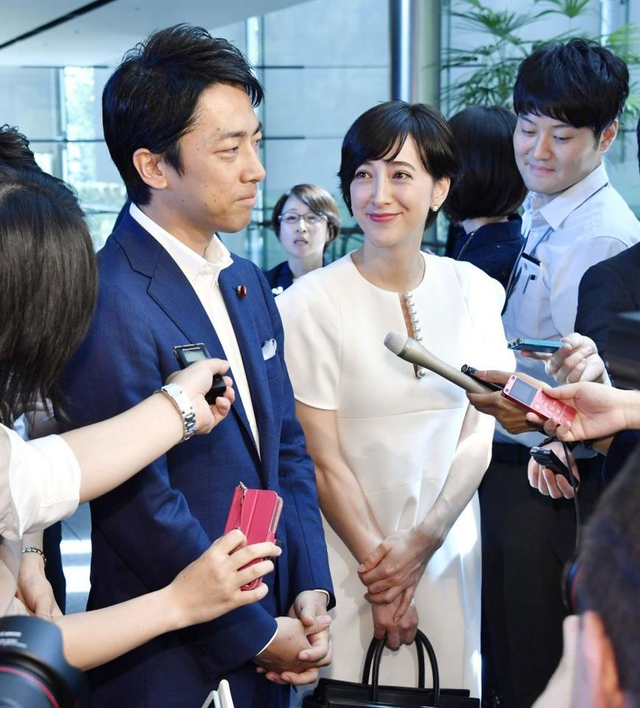 42岁日本第一美女主播，怀5月身孕嫁前首相之子，被绿还得秀恩爱