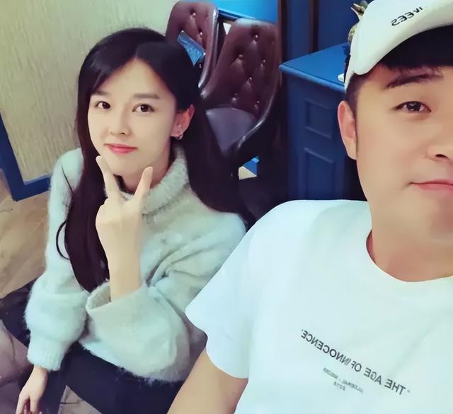 女主播沫子身着性感黑丝包臀裙自信参加相亲,结果惨遭无人问津