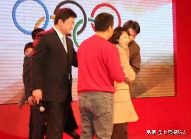 央视主持人张斌,被妻子当众揭发出轨,如今二人怎么样了?