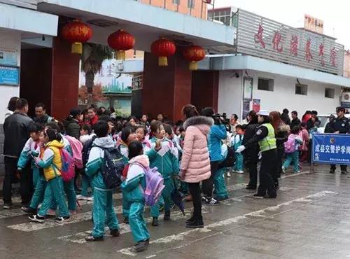 前些日子火了的“灵魂8问”兰州女交警,我们又对她做了更深入的采访...