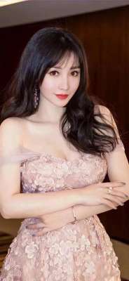 大胸的女主播有谁(这谁顶得住嘛？柳岩胸部丰满有料，身材真的绝硬控路人纷纷侧目)