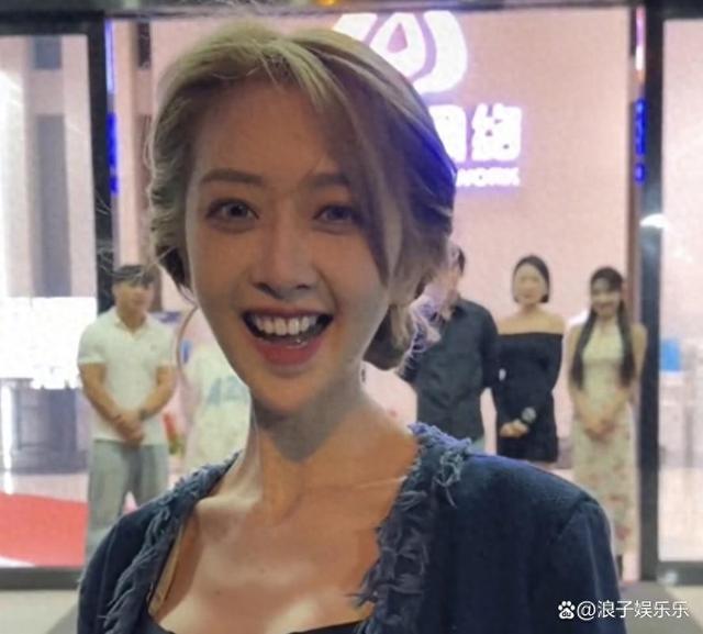 三只羊:性感美女主播卓仕琳,拌胸写真身材劲爆,连看99次啊!
