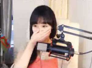 打lol娇喘的女主播是谁(美女主播董月月被水友玩坏 企图娇喘过关居然也躲不过)