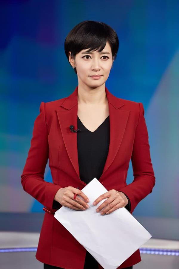 韩国电视直播现异常一幕:红衣女主持突然满头大汗