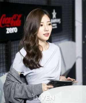 lol台湾美女主播(韩国LOL新晋女神主持，身材高挑颜值更胜前任)
