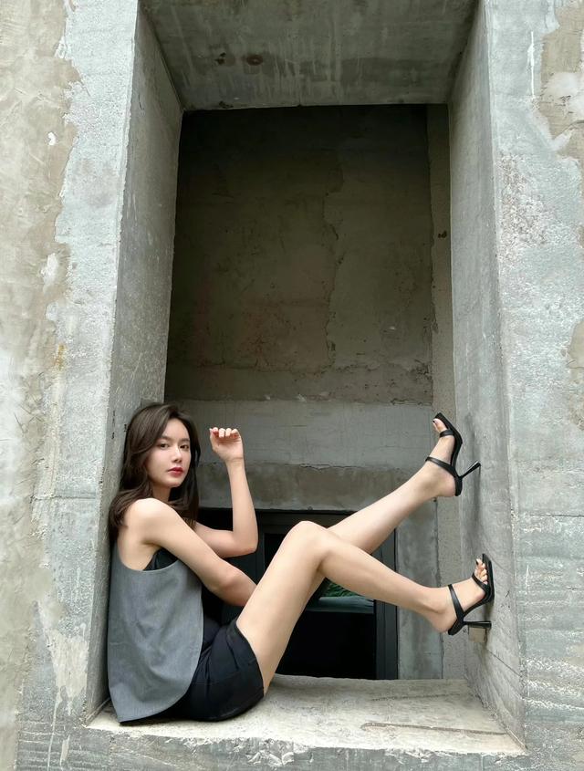 腾讯体育主持人美娜小狗蹲合集这个动作很考验腿长
