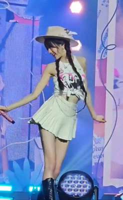 扭屁股的韩国女主播(韩国爱豆张元英的屁股扭爆全网)