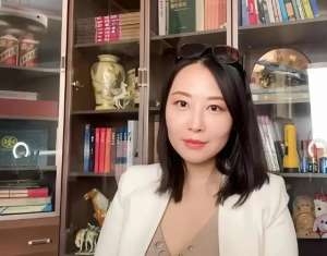 女主播陪高管4P(地产老总被金融美女举报搞多人运动，集团回应两个月前已解除合同)
