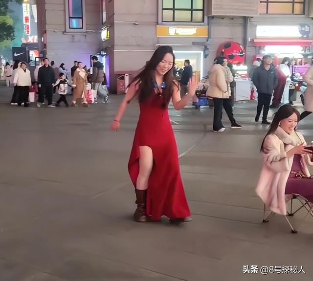 武汉步行街网红跳舞直播,男子拿喇叭跟随捣乱,网友却清一色支持