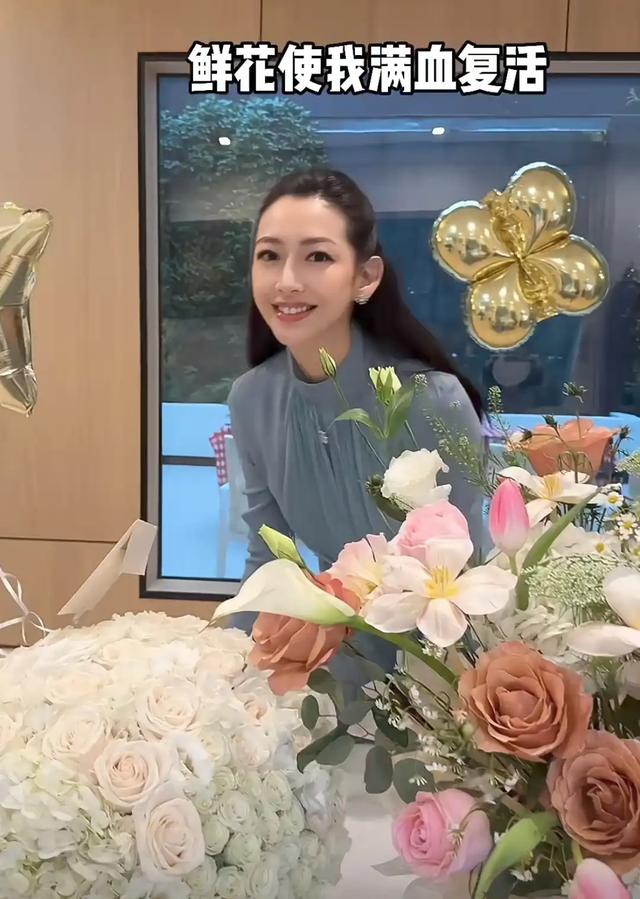 主持人温雅晒三胎满月照，美国豪宅曝光，5岁女儿也在正脸好漂亮