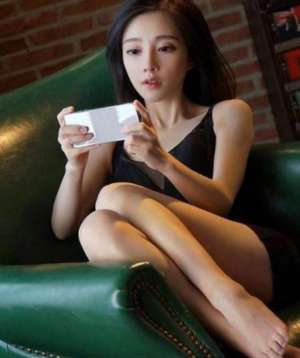 男人装美女主播(两大歌姬主播男人装大秀：阿冷尽显妩媚，太惊艳，冯提莫的也不差)