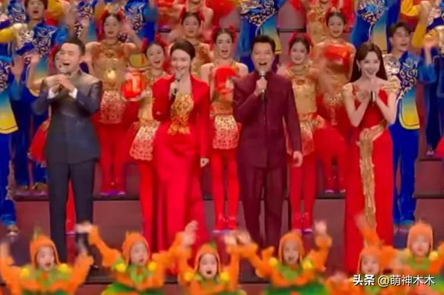 蛇年春晚主持人妆容太抢镜!龙洋假睫毛贴歪了,撒贝宁眉毛化飞了