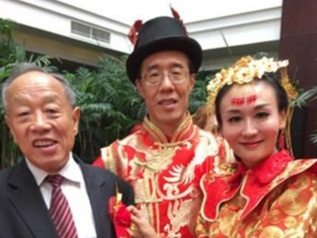 央视女主持曹晴,嫁给美国富豪被虐待,一年后饿得皮包骨头