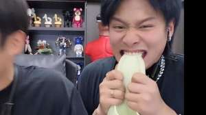 女主播皮裤视频(赵四媳妇直播带货紧身裤，丰腴身材太火辣了，粉丝纷纷为其点赞)