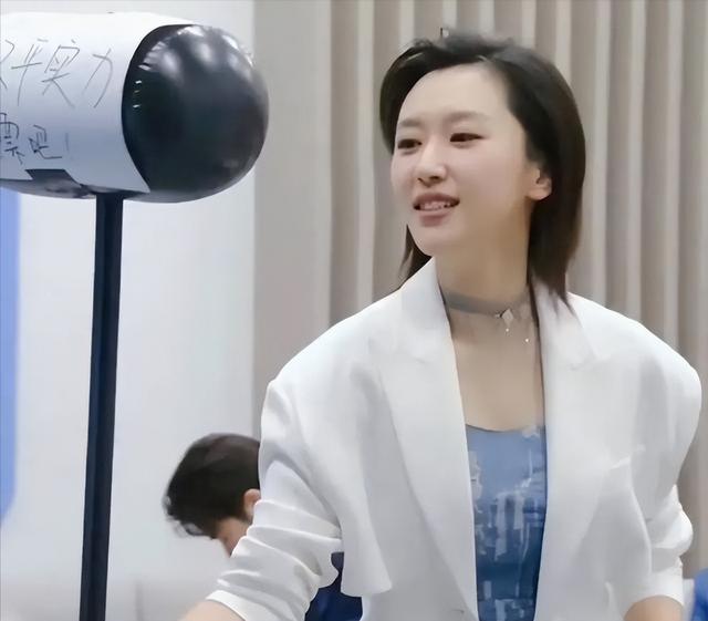 央视新锐主持人王音棋,音色好听,长相清纯,琴棋书画皆美好