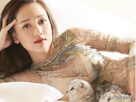 陈乔恩被逼当众脱掉内衣,主持人拿起反复把玩