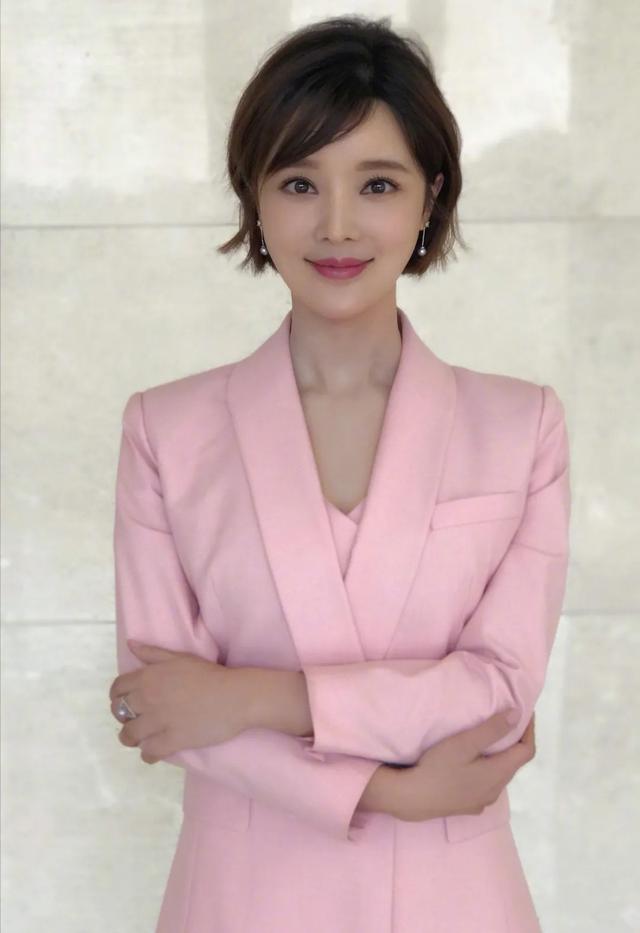 央视女主播胡蝶:美貌与才华,事业与婚姻应有尽有,只差当上国脸