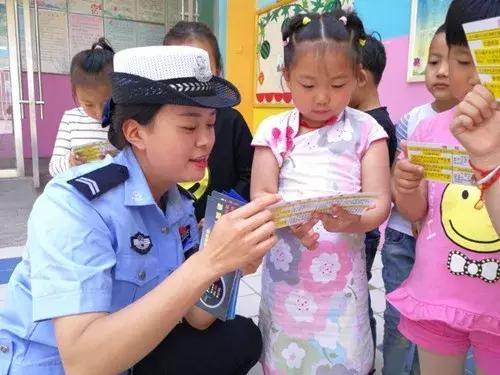 前些日子火了的“灵魂8问”兰州女交警,我们又对她做了更深入的采访...