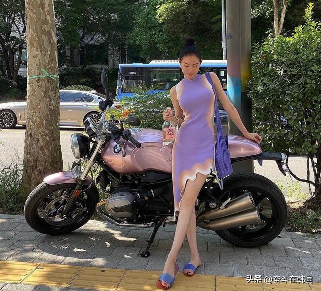韩女星晒泳装照遭批:都露点了还发是不是有裸露癖?