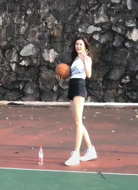 抖音李以沫个人资料照片,网红李以沫颜值开挂腿长令人羡慕