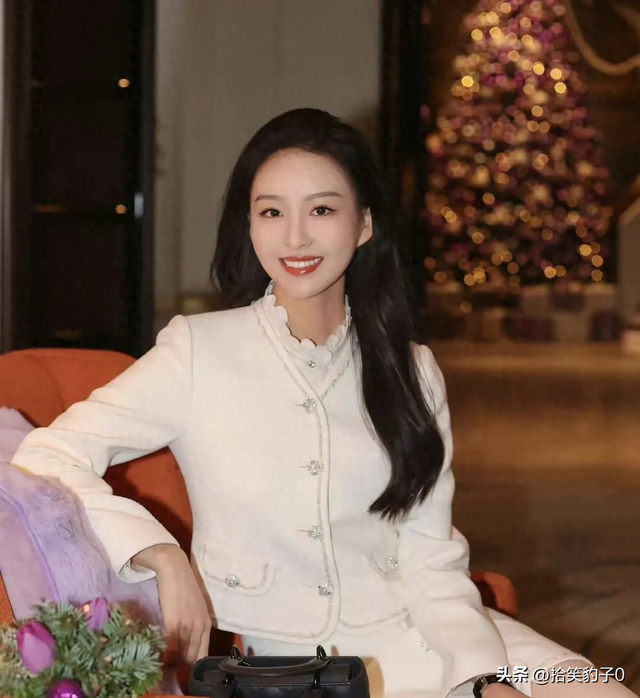 央视"新美人"刘璇私服曝光!小香风造型引网友惊叹:这气质绝了