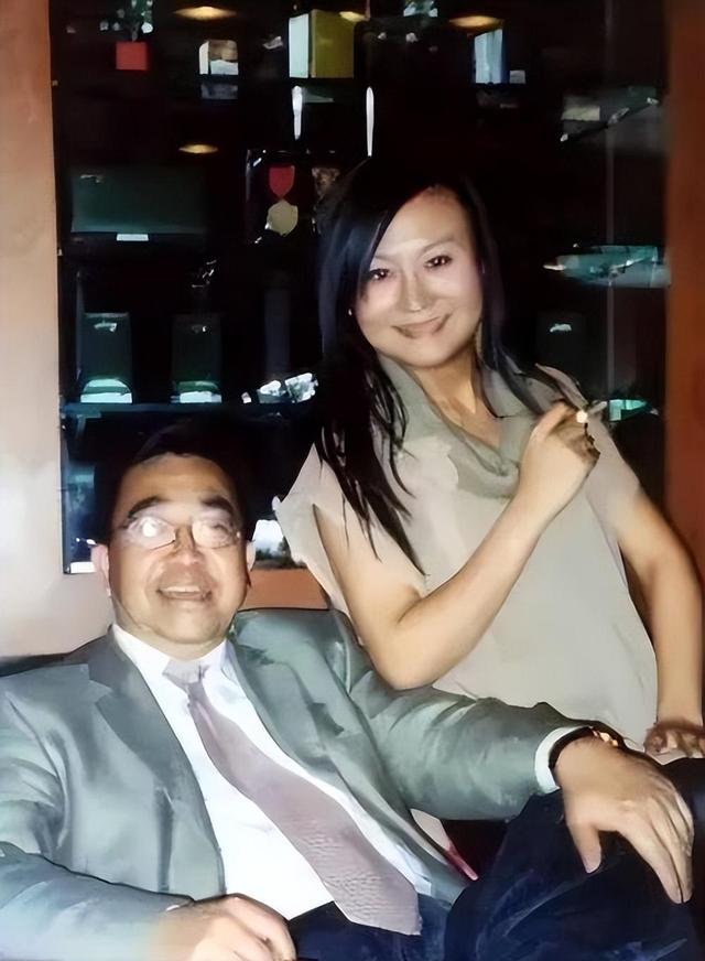 央视女主持曹晴,嫁给美国富豪被虐待,一年后饿得皮包骨头