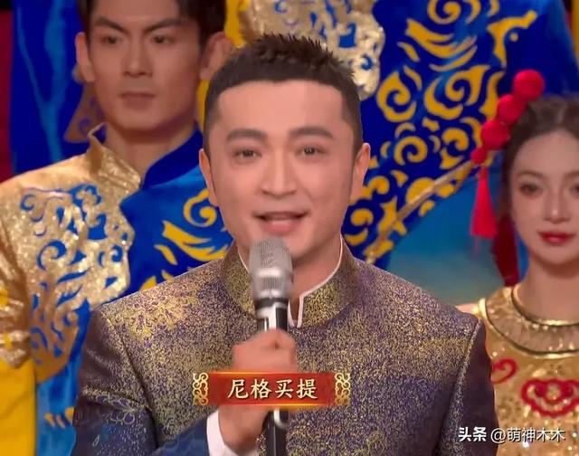 蛇年春晚主持人妆容太抢镜!龙洋假睫毛贴歪了,撒贝宁眉毛化飞了