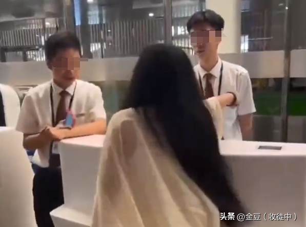 女子大闹机场,打砸东西,原因竟是觉得值机工作人员用眼神鄙视她