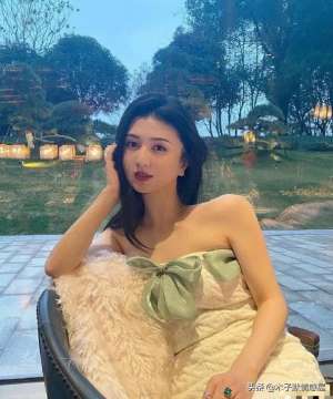 韩国女主播被叉(33岁网红小冉抽脂感染去世，明明可以凭才华出众，却偏偏要拼脸)